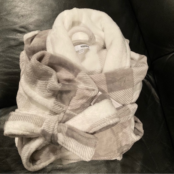 NWT Sonoma Plush robe in size M. Grey plaid. - Picture 11 of 12
